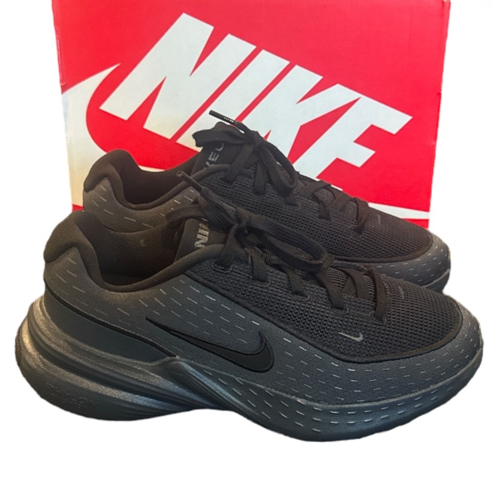 New authentic Nike woman’s signature sneakers sz 7 display